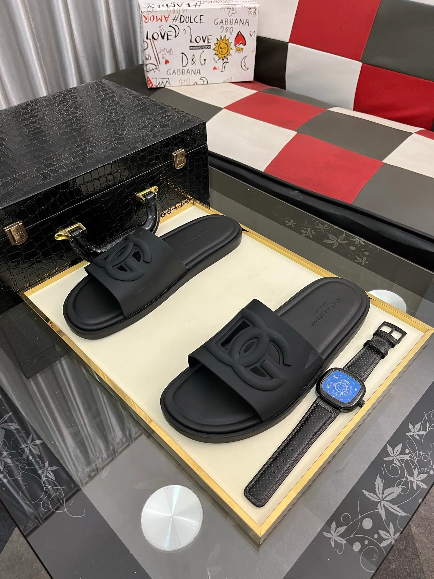 Men's Men's Shoes 💰300⌚️⌚️ (DG) The latest casual slippers are fashionable and versatile, and can add luster to various looks. Create an exquisite design with unique dynamic vitality and modern atmosphere, showing modern elegance. Size: 38-442️⃣Colors available